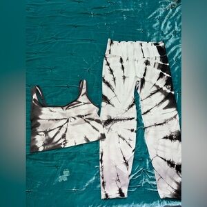 NWOT- PINK sports bra and legging set. Large. white/light grayish/ black tie dye